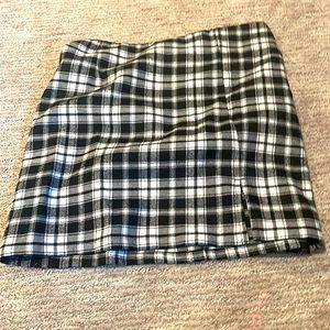 Black,white,plaid,slit in side,art class,10/12, pencil skirt,zip up,used